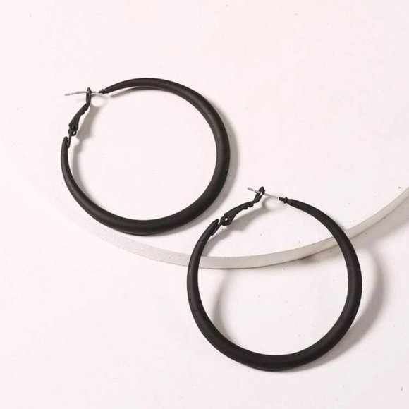 Black, delicate hoop earrings - Picture 2 of 3